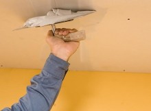 Ремонт тріщин на стелі.