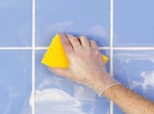 Як змивають клей і затирку з плитки?