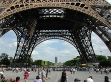 Реконструкцію Ейфелової вежі у Парижі завершено.
