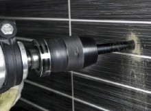 Робимо отвір у керамічній плитці, або кахельній.