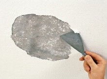 Як видалити побілку або крейду зі стелі?