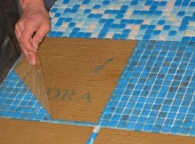 Як клеїти плитку мозаїку?