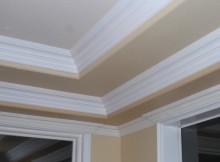 Ріжемо кут плінтуса на стелі