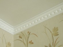 Як обрізати і приклеїти плінтус на стелю?