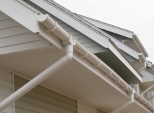 Встановлюємо водостік для даху.