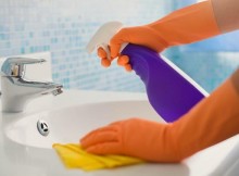 Чистка раковини засобами.