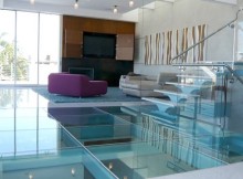 Скляна підлога у будинку.