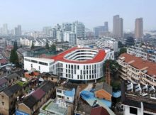 Справжній стадіон на даху школи.